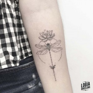 tatuaje_brazo_libelula_logiabarcelona_moly_moonlight
